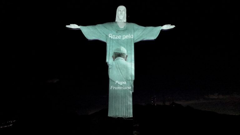 El Cristo Redentor de Río de Janeiro envía un mensaje de “fuerza” al papa Francisco