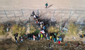 Bajan en 85 % los cruces ilegales en la frontera sur de EE. UU.