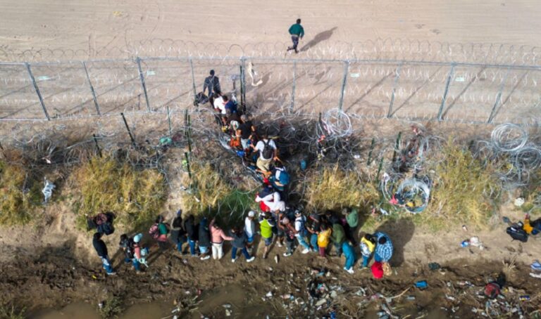 Bajan en 85 % los cruces ilegales en la frontera sur de EE. UU.