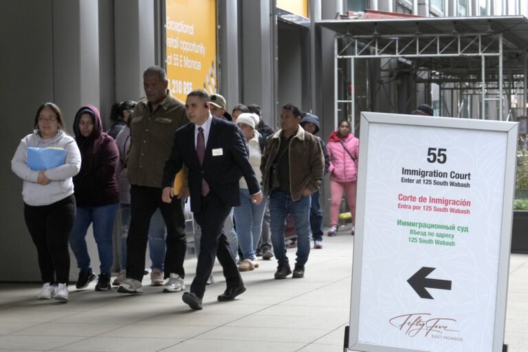 Despido de jueces agrava atasco de millones de casos en cortes de migración de EE. UU.