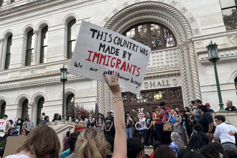 Solo el 40 % de los votantes aprueba gestión de Trump en materia migratoria
