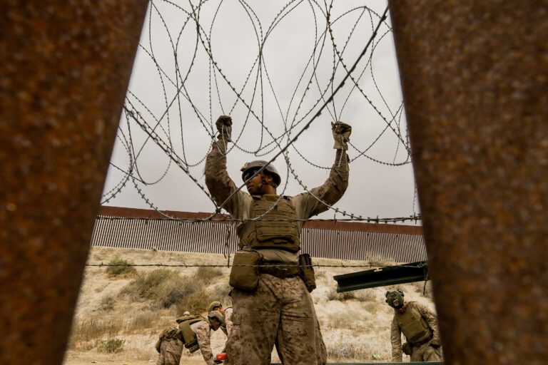 EE. UU. refuerza con alambres de púas el muro fronterizo en Tijuana