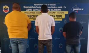 Detienen a 3 pnb acusados de extorsionar a 2 turistas