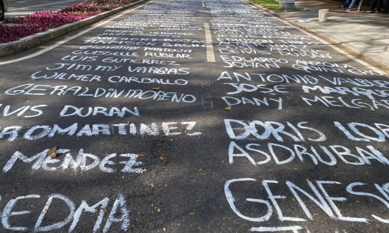 Estudiantes rinden homenaje a jóvenes asesinados en protestas de 2014