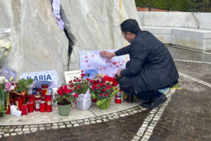 El Papa come y trabaja por sí mismo mientras espera resultado de tomografía