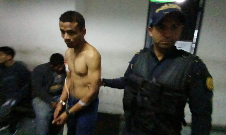  Detienen a venezolano tras asesinato de narcotraficante hondureño <br><span class='subtitulos' style='    font-size: 18px;     font-weight: 600;' > José Alfredo Valencia fue detenido en el lugar del siniestro, a las afueras de un centro comercial en una carretera de Guatemala, como presunto atacante al portar un arma de fuego y chaleco antibalas </span>