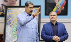 Maduro da 90 días para presentar propuesta definitiva de reforma constitucional