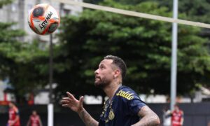 Neymar asiste a su primer entrenamiento con el Santos