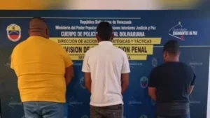 Fiscalía acusa de 3 delitos a los 3 policías que extorsionaron a turistas extranjeros