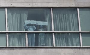 Panamá mantiene a 299 migrantes deportados de EE. UU. “bajo custodia temporal” en un hotel