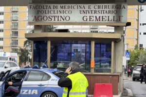 Ingresan al Papa por cuarta vez en el hospital Gemelli, de nuevo por bronquitis
