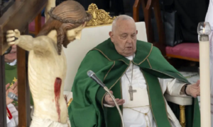 El Papa sigue con su tratamiento: la insuficiencia renal leve está “bajo control”