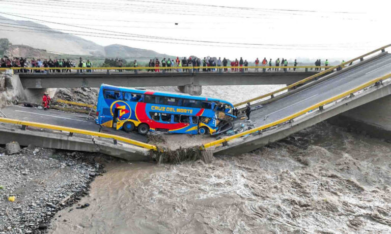 Colapso de puente deja 2 muertos y 30 heridos en Perú