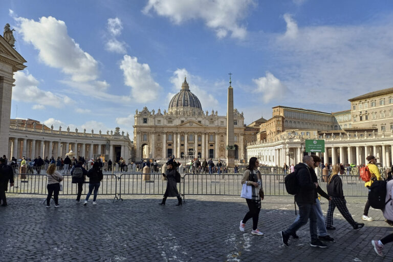 El Vaticano desactivará cobertura de telefonía móvil para aislar el cónclave