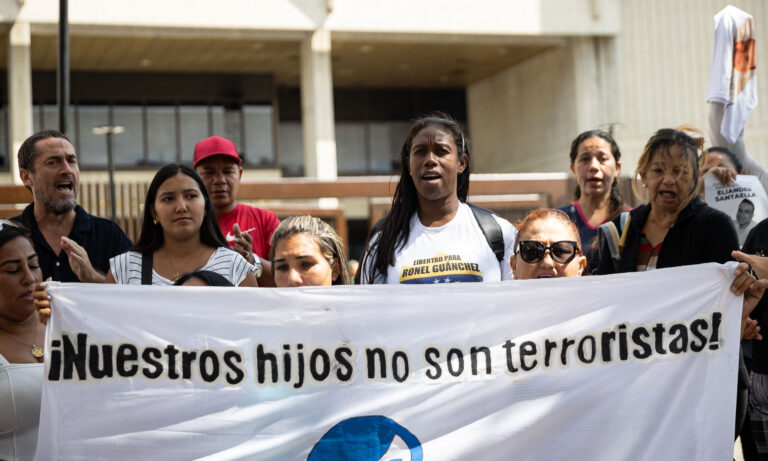 Familias piden libertad y revisión de casos de detenidos tras comicios presidenciales