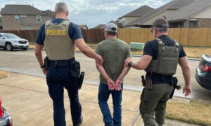 Trump ordena no otorgar fianza a migrantes detenidos que pelean su deportación