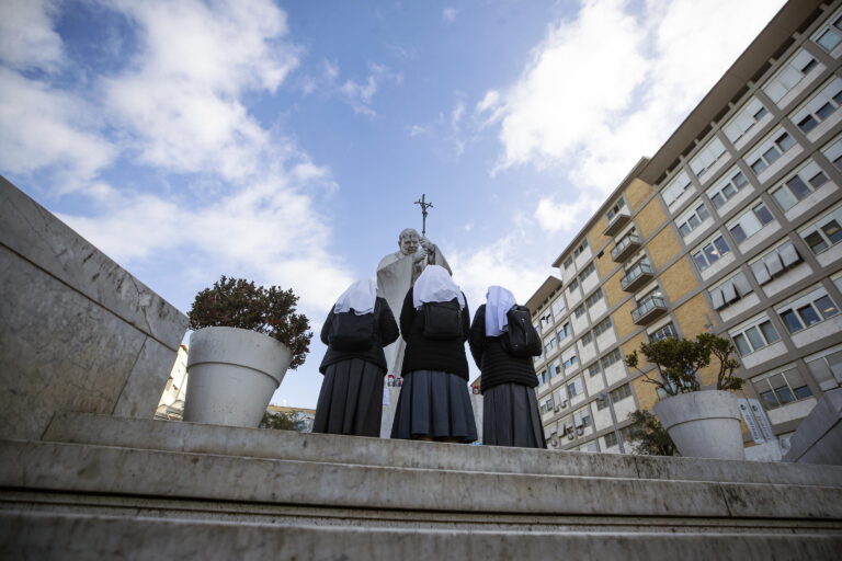 El Papa envía mensaje firmado desde el hospital: sigue trabajando bajo tratamiento