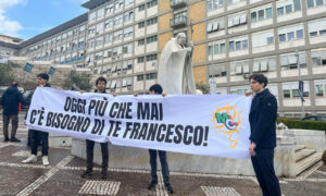 El Papa sigue “crítico” pero “estable” a la espera de resultados de tomografía