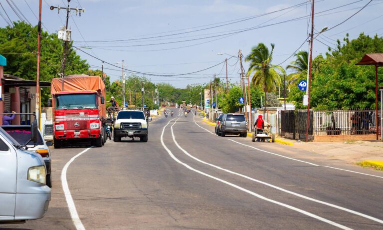 Rosales inaugura infraestructuras y despliega programas sociales en Jesús Enrique Lossada