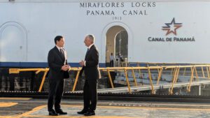 Canal de Panamá trabajará con Marina de EE. UU. para “optimizar la prioridad” de sus buques