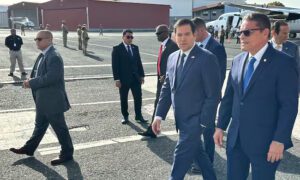 Rubio supervisa en Panamá vuelo de deportación de 43 migrantes colombianos pagado por EE. UU.