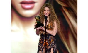 Shakira dedica su cuarto Grammy a la comunidad migrante en EE. UU.