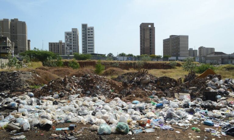 Vecinos de avenida Santa Rita denuncian que gente de otras zonas convierte en basureros sus terrenos aledaños