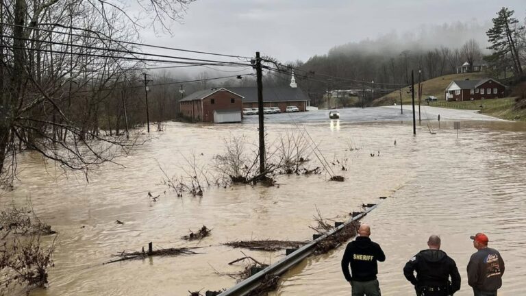 Tormentas dejan 11 muertos en Kentucky con EE. UU. en alerta por frío extremo y nieve