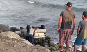 Mujer resulta herida tras caer con su vehículo a una playa de La Guaira