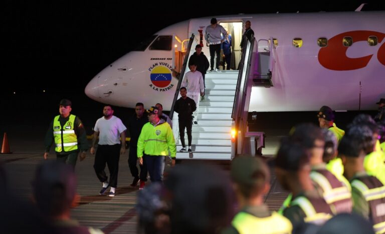 Cabello asegura que hay 2 desertores de la Fanb entre los deportados por EE. UU.