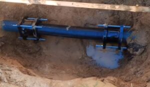 Sustituyen tubería de suministro de agua en San Jacinto