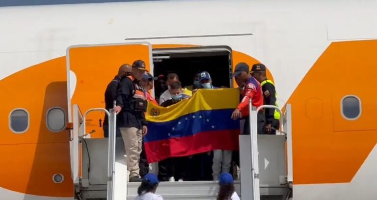 Aterriza en Maiquetía un avión con 242 deportados, entre ellos mujeres y niños