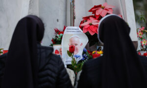El Papa tuvo una noche tranquila pero sigue recibiendo oxígeno