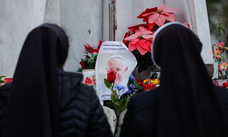El Papa tuvo una noche tranquila pero sigue recibiendo oxígeno