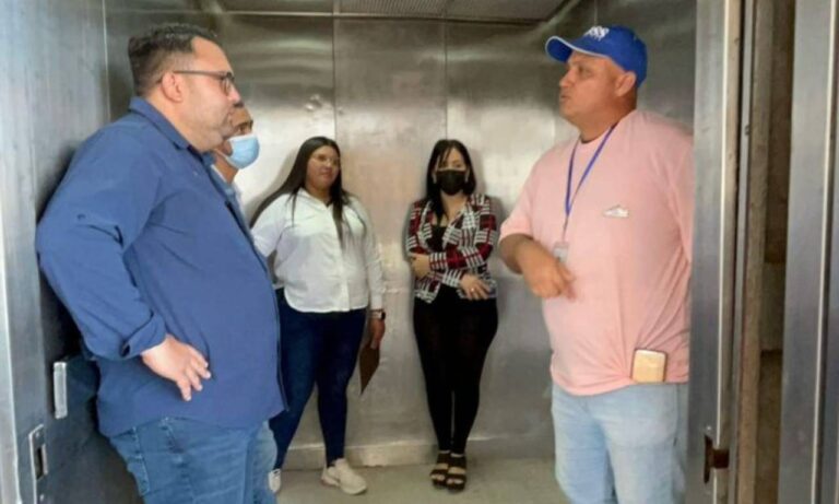  Gobernación recupera ascensor en el Hospital General del Sur <br> El Servicio Desconcentrado de Mantenimiento y Servicios Generales realiza trabajos de mantenimiento e iluminación del área de emergencia de adultos y pediatría, entre otras labores