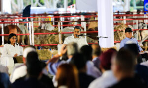 Maduro ordena aumentar los vuelos de repatriación de migrantes detenidos en EE. UU.