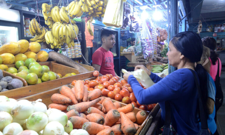 Revelan que venezolanos necesitaron $ 97,4 en enero para cubrir gastos alimenticios