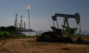 Trump revoca permisos a petroleras de EE. UU. y extranjeras en Venezuela