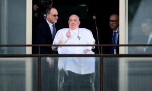 El Papa deja el hospital tras 38 días internado y pide un alto el fuego en Gaza