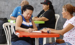 Zulianos recogen firmas en rechazo al “secuestro” de venezolanos en EE. UU.