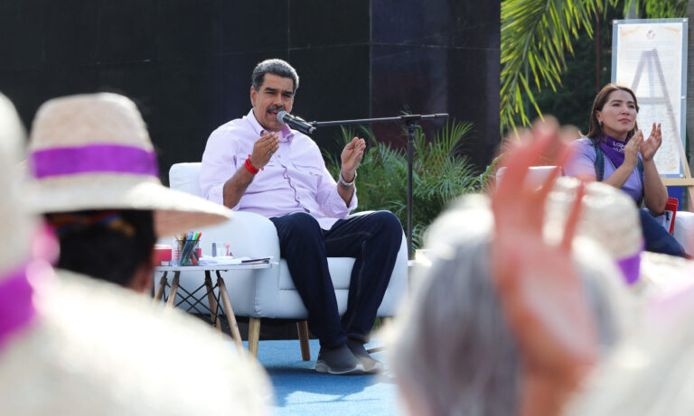 Maduro dice que fin de la licencia Chevron afecta los vuelos de repatriación