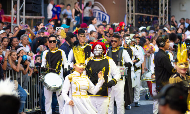 El Carnaval comienza en el Zulia desbordando de alegría la avenida 5 de Julio