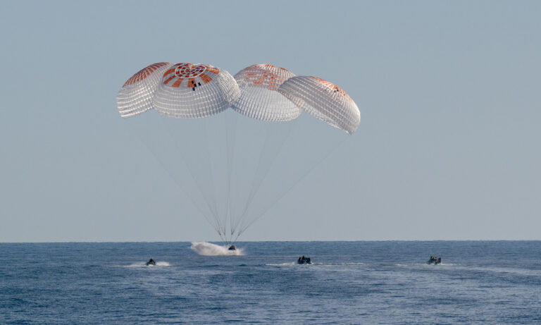 Astronautas varados en la Estación Espacial regresan con amerizaje exitoso