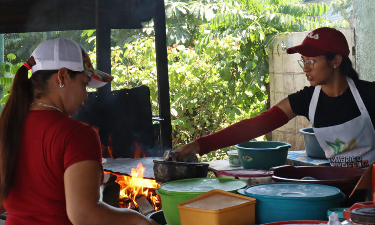 Migrantes varados en Tapachula recurren a la informalidad para sobrevivir