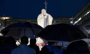 El Papa continúa “estable” y con buena respuesta al tratamiento tras crisis respiratoria