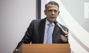 Roberto Enríquez asume la secretaría ejecutiva de la Plataforma Unitaria