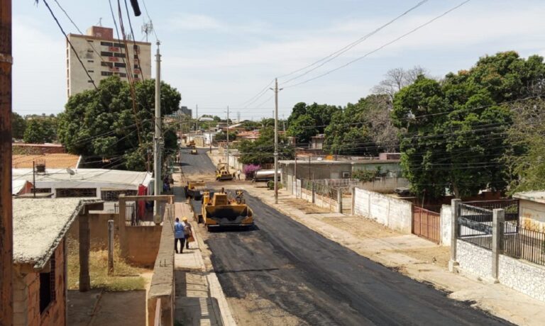 Sigue asfaltado en tramos críticos del barrio Josefa Ramírez, en Pomona