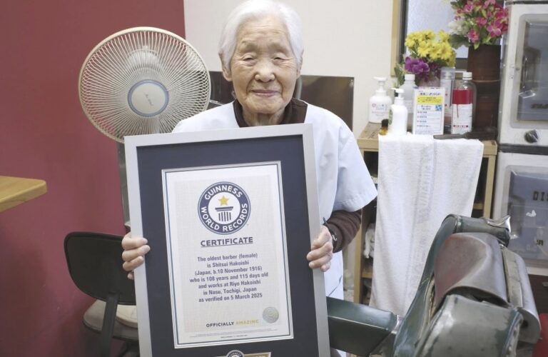 Japonesa de 108 años es la barbera más anciana del mundo