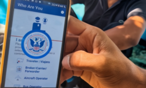 Inmigrantes que se autodeporten por CBP Home recibirán “perdón de multas”
