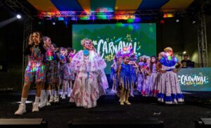 Desfile de comparsas de la Alcaldía cierra Carnavales en La Curva de Molina